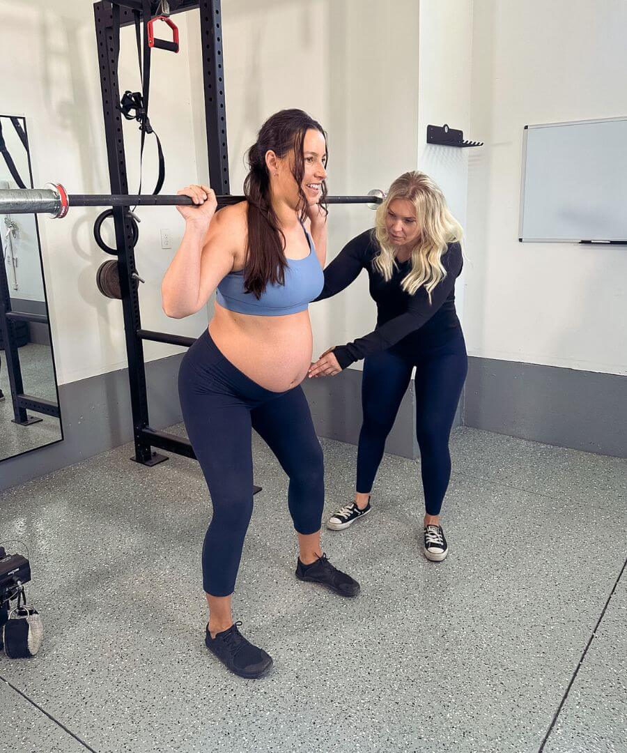 trainer-coaching-pregnant-athlete